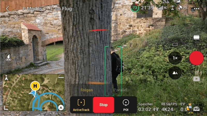Die DJI Mini 3 Pro verfolgt eine Person und umfliegt dabei einen Baum.